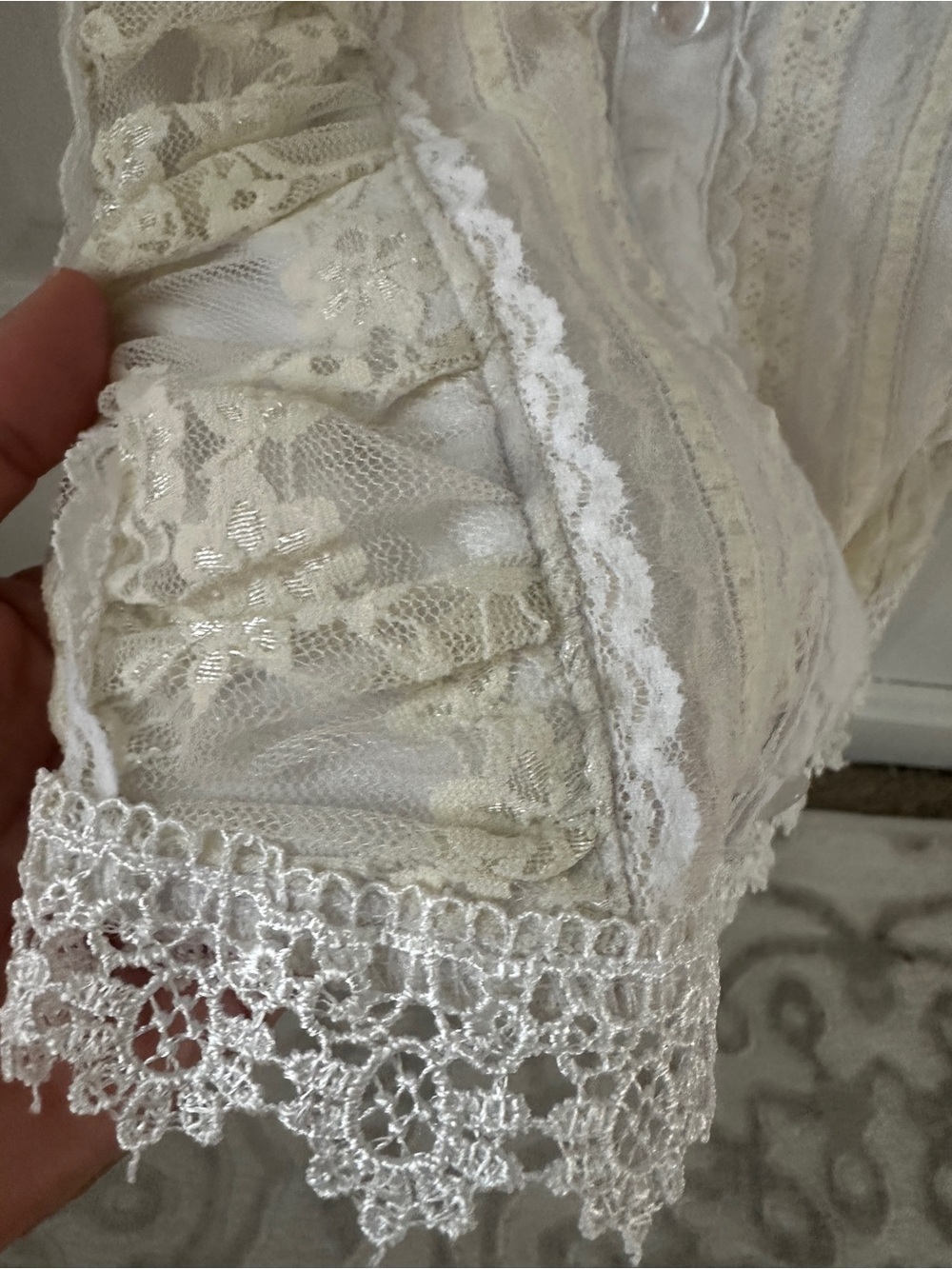 Bizz- Cream Lace Button-Front Cami Top size L - Picture 6 of 9